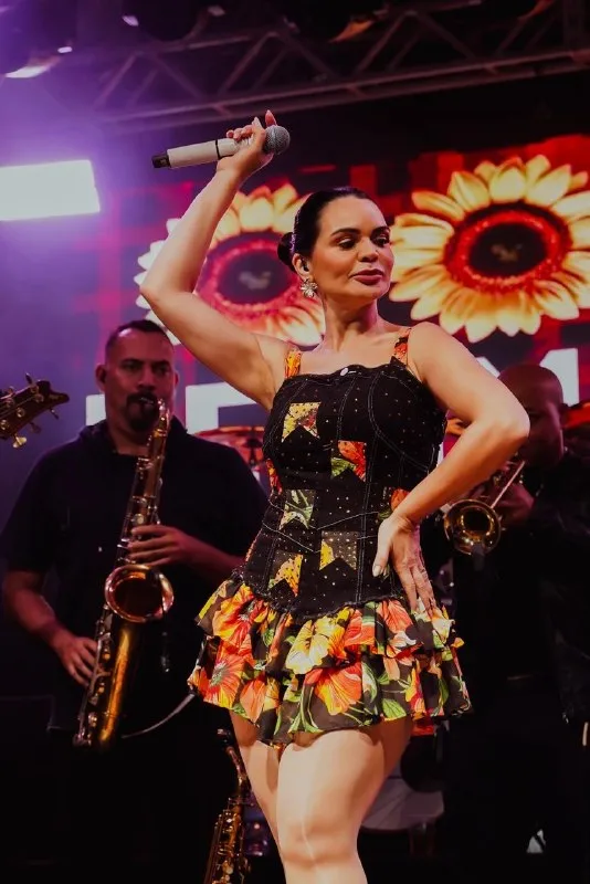 Jeanne Lima agita o Extremo Sul com show marcado por clássicos do forró e muita emoção