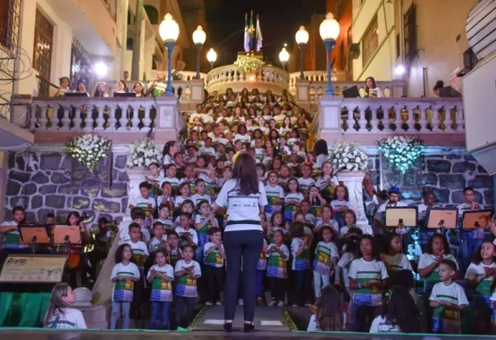 Crianças e adolescentes cantam em evento que celebra o aniversário de Vitória