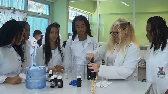 De amaciante a perfume: Professor haitiano encanta estudantes com aulas práticas de Química em escola pública do ES