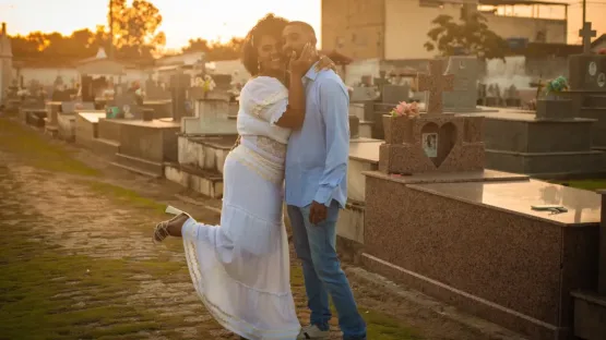 Coveira e agente funerário fazem ensaio de casamento em cemitério no ES: 'Vamos quebrar esses tabus?'; veja FOTOS