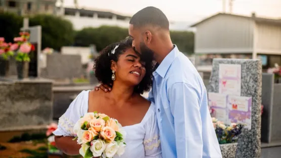 Coveira e agente funerário fazem ensaio de casamento em cemitério no ES: 'Vamos quebrar esses tabus?'; veja FOTOS