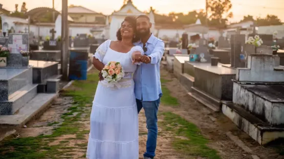 Coveira e agente funerário fazem ensaio de casamento em cemitério no ES: 'Vamos quebrar esses tabus?'; veja FOTOS