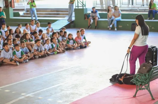 Setembro verde: alunos da EMEF Altair siqueira participam de roda de conversa com deficiente visual 