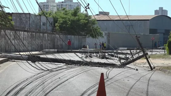 Motorista perde o controle de carro, bate e derruba seis postes em Vila Velha, no ES Motorista perde o controle de carro, bate e derruba seis postes em Vila Velha, no ES