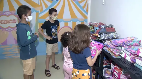 Time de super-heróis leva sorrisos e presentes para crianças em hospitais do ES