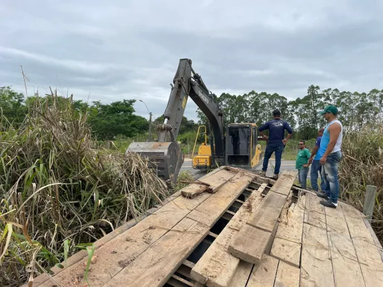 Caminhão Prancha com Escavadeira Hidráulica perde controle KM 99, próximo a Nova Venécia