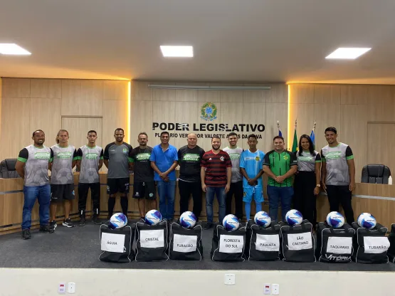 Secretaria de Esportes entrega kits esportivos para times de Pedro Canário