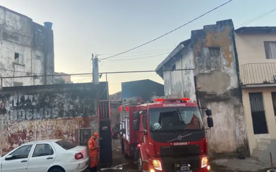 Incêndio atinge galpão ao lado de empresa de ônibus em Salvador; coletivos pegam fogo