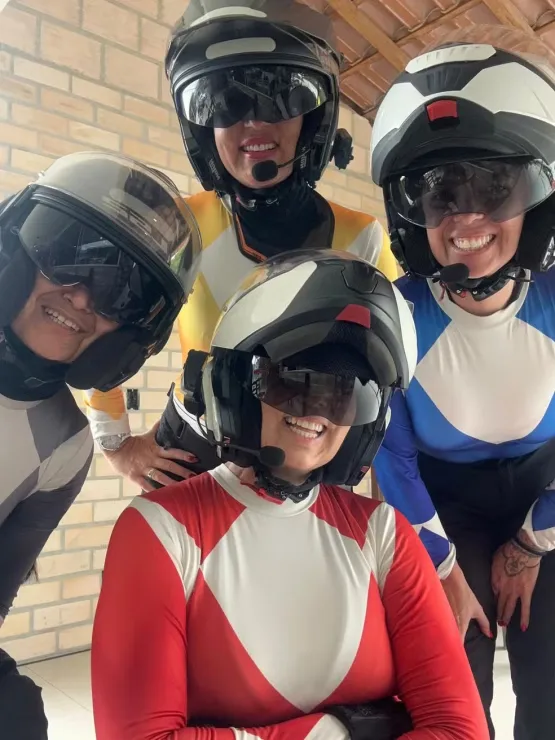 Amigas da Serra e de Aracruz, no Espírito Santo vestidas de 'Power Rangers' viajam de moto pelo Brasil