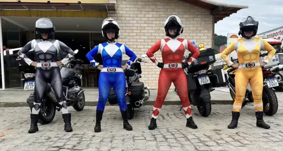 Amigas da Serra e de Aracruz, no Espírito Santo vestidas de 'Power Rangers' viajam de moto pelo Brasil