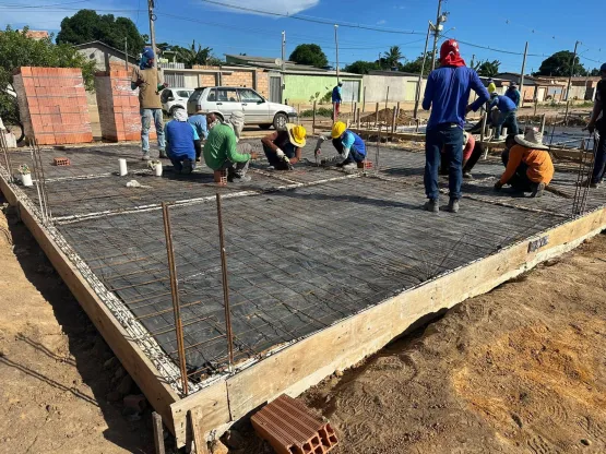 Construção das casas do programa Nossa Casa avança em Pedro Canário e prefeito Bruno Araújo faz visita as obras 