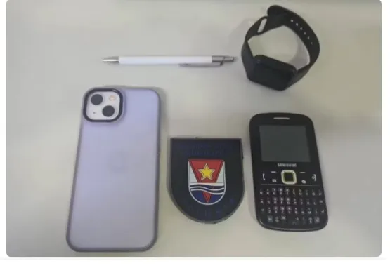 Caneta utilizada pelo homem no assalto, além dos dois celulares e relógio encontrados com o suspeito