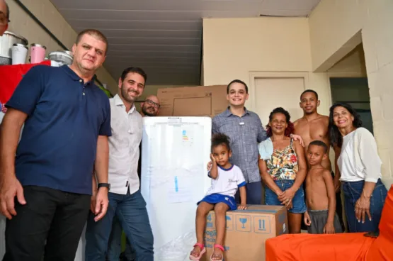Programa Casa Feliz e Segura: famílias de Conquista recebem eletrodomésticos