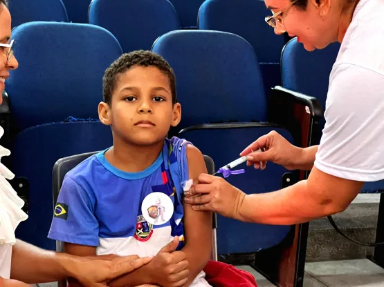 Paulo Afonso adere a projeto e vacina crianças e adolescentes em escolas