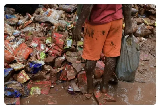 Moradores procuram alimentos em meio à sujeira de lama causada pela chuva