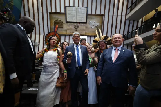 Jerônimo Rodrigues entrega à Alba projeto de lei que reestrutura a carreira de professores indígenas