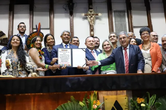 Jerônimo Rodrigues entrega à Alba projeto de lei que reestrutura a carreira de professores indígenas