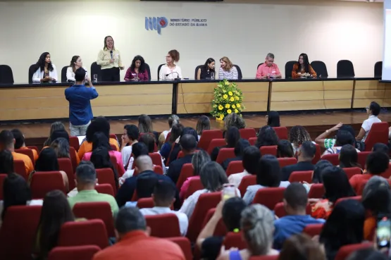 Seades entrega kits e lança livro para reforçar proteção de crianças e adolescentes na Bahia