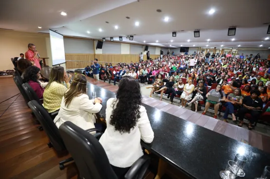 Seades entrega kits e lança livro para reforçar proteção de crianças e adolescentes na Bahia