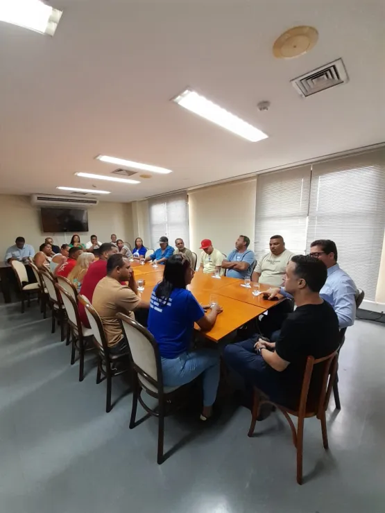 Reunião propõe soluções emergenciais para pescadores afetados por poluição  na Baía de Vitória