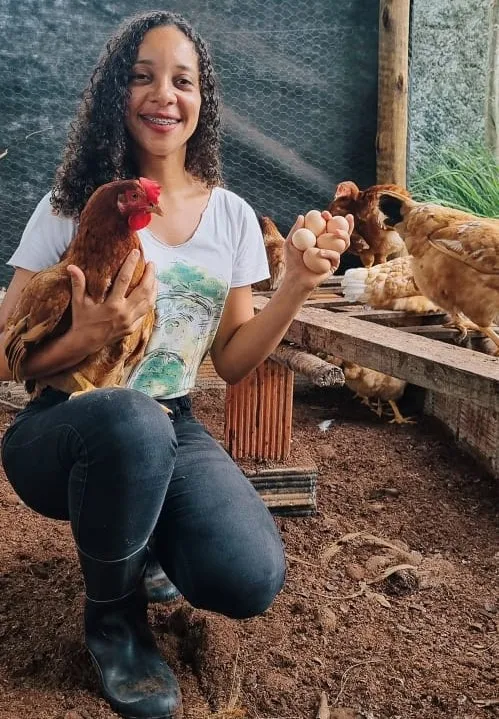 Ovos de galinha caipira garante renda e segurança alimentar para mulheres no Recôncavo Baiano