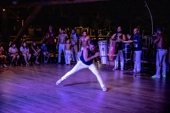 Show de capoeira e maculelê encanta hóspedes no Porto Seguro Praia Resort