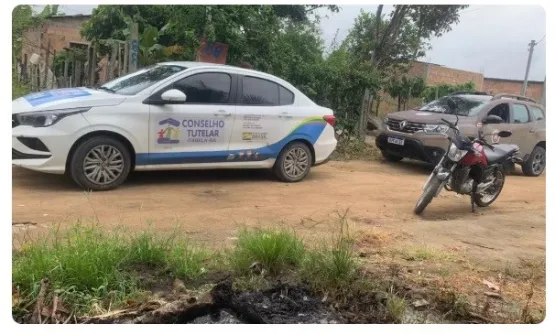 Mulher é detida após acorrentar filho de 5 anos em cama na Bahia