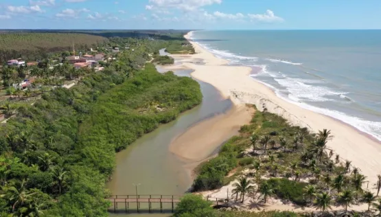 Mucuri encanta com 45 km de praias paradisíacas e falésias deslumbrantes no verão