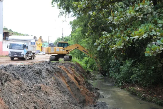 Prefeitura de Cariacica realiza limpeza de canais para prevenir alagamentos