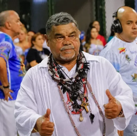 Neguinho da Beija-Flor emociona Sapucaí em seu último desfile como intérprete oficial