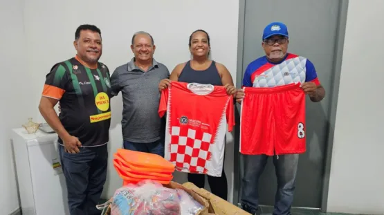 Prefeitura de Mucuri fortalece esporte local com entrega de materiais para escolinhas de futebol