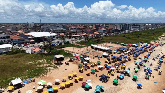 Prefeitura de São Mateus realiza ação de limpeza em Guriri com o “Projeto Praia Limpa