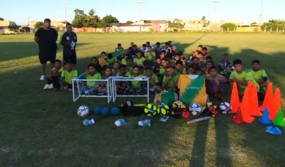 Prefeitura de Mucuri doa materiais esportivos para escolinhas de futebol e promove melhorias no esporte local