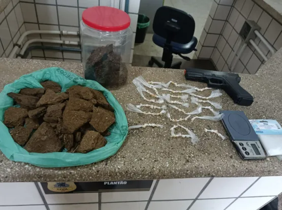 Ações da PM em bairros de Teixeira de Freitas resultam em prisões e grande apreensão de entorpecentes