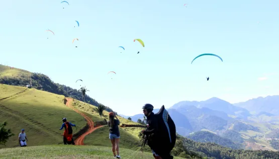 Super Open 2025 reúne pilotos de parapente do Brasil e do exterior em Alfredo Chaves