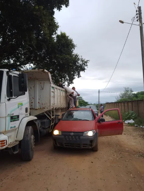 Prefeitura de Nova Venécia entrega 28 toneladas de milho a produtores rurais