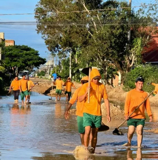Obras de macrodrenagem em Guriri avançam com união de Casagrande, Marcus Batista e Gandini