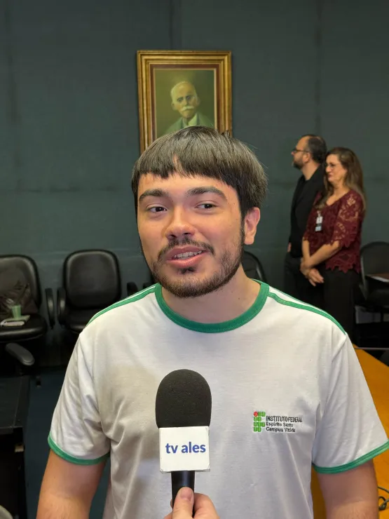 Gandini homenageia estudante do Ifes que ganhou prata em Olimpíada Europeia de Física