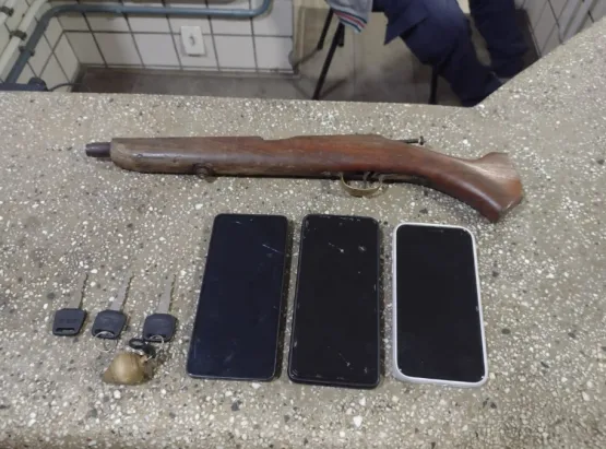 Dupla é presa após série de roubos e perseguição em Teixeira de Freitas