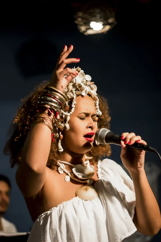 Monique Rocha celebra a vida e obra de Clara Nunes no espetáculo “O Canto da Guerreira”