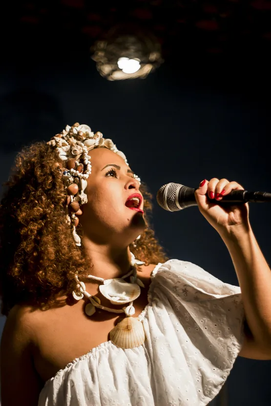 Monique Rocha celebra a vida e obra de Clara Nunes no espetáculo “O Canto da Guerreira”