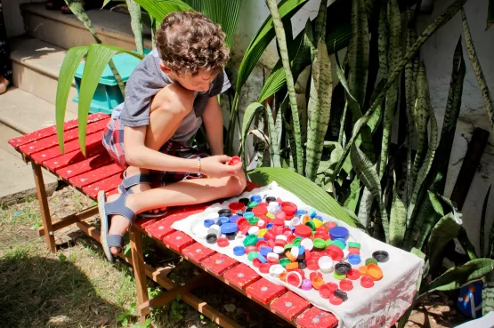 Laboratório de reciclagem criativa inaugura programa educativo com visita aberta ao público