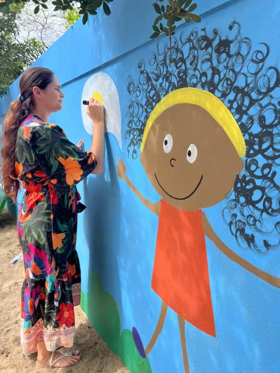 Professora transforma o muro da escola, no bairro Aviso, em verdadeiras obras de arte