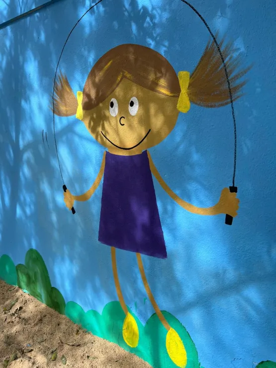 Professora transforma o muro da escola, no bairro Aviso, em verdadeiras obras de arte