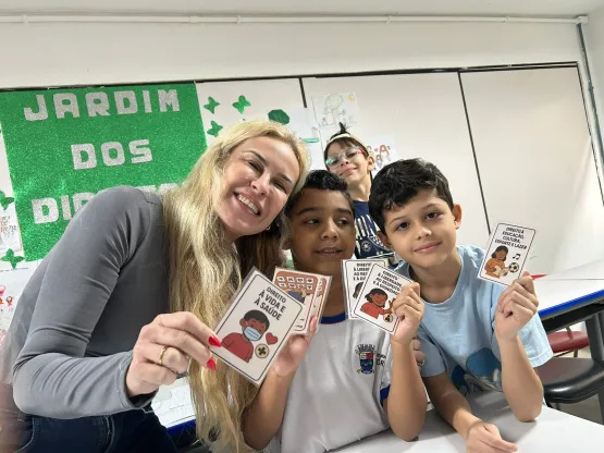 Alunos de escola pública de Vitória comemoram o Dia das Crianças com pintura de mural artístico