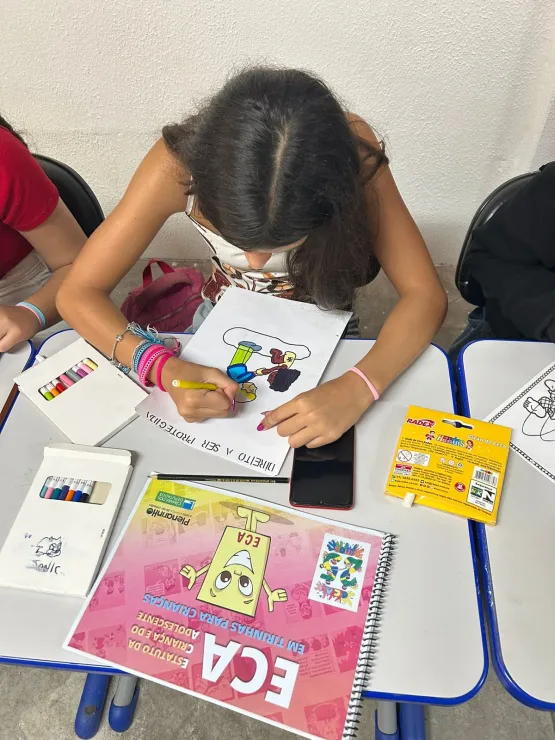 Alunos de escola pública de Vitória comemoram o Dia das Crianças com pintura de mural artístico