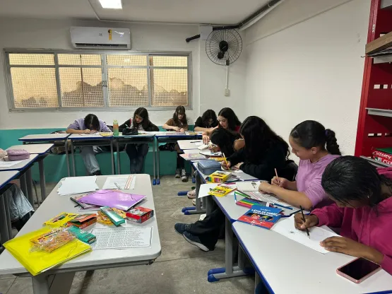 Alunos de escola pública de Vitória comemoram o Dia das Crianças com pintura de mural artístico