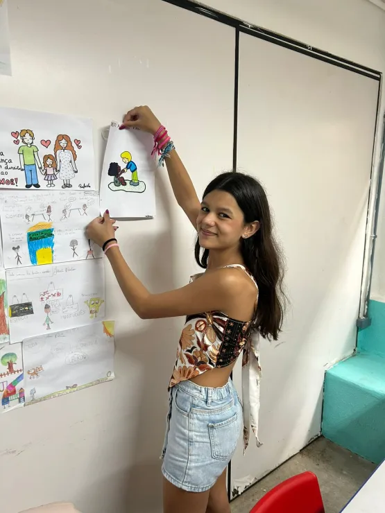 Alunos de escola pública de Vitória comemoram o Dia das Crianças com pintura de mural artístico