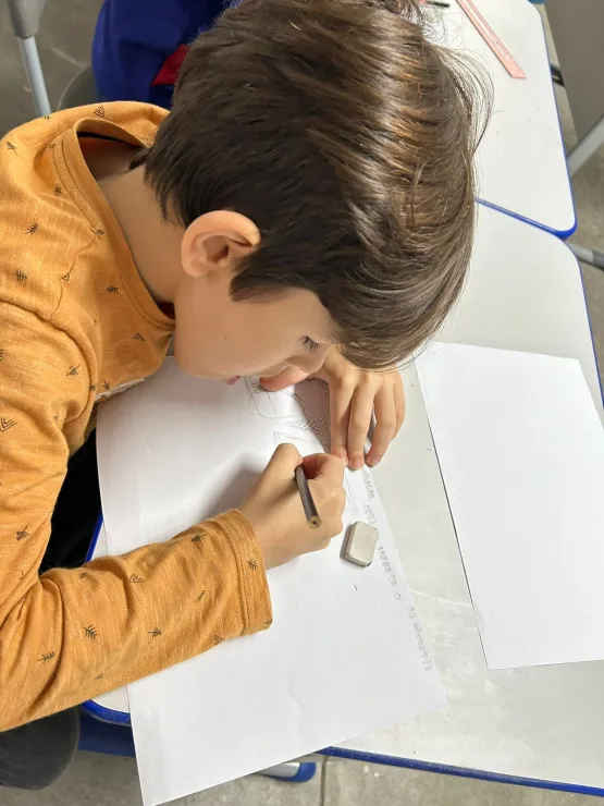 Alunos de escola pública de Vitória comemoram o Dia das Crianças com pintura de mural artístico