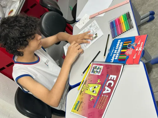 Alunos de escola pública de Vitória comemoram o Dia das Crianças com pintura de mural artístico